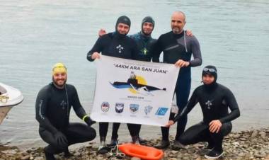 NADARÁN 385 KILÓMETROS EN UN RÍO DE AGUAS HELADAS PARA HOMENAJEAR A 44 LOS FALLECIDOS DEL ARA SAN JUAN .