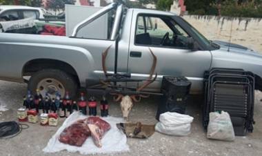  CÓRDOBA : CAZADORES FURTIVOS DETENIDOS CON UN ARSENAL DE ARMAS Y FERNET.