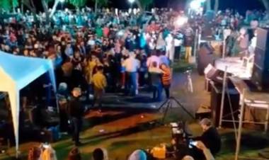 ENTRE RÍOS : EN SANTA ELENA , EL INTENDENTE ORGANIZÓ UN BAILE PARA TRES MIL PERSONAS.