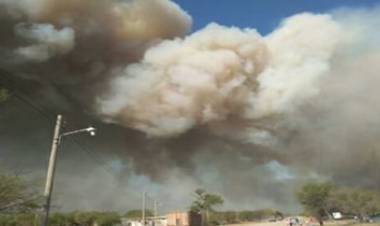 VÍDEO - INCONTROLABLE EL INCENDIO EN EL NORTE DE SAN LUIS Y EVACUARON A MAS FAMILIAS DEL  PARAJE DE BALDE DE ESCUDERO.