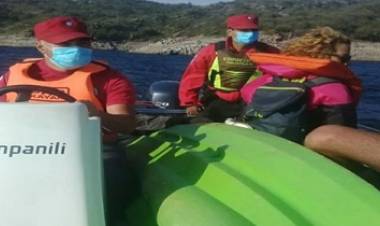 RESCATARON A PERSONAS VARADAS EN EL DIQUE LA VIÑA, POR EL VIENTO REINANTE EN LA ZONA.