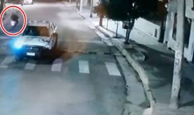 VÍDEO - DE NO CREER- LA RIOJA : DELICUENTES ROBARON A UNA JOVEN Y ESCAPARON MIENTRAS PASABA UN PATRULLERO.