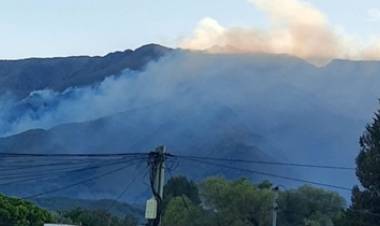 VILLA DE MERLO, EL FILO SAN LUIS : EL INCENDIO ESTÁ CONTENIDO, PERO CONTINÚA ACTIVO EN LA PROVINCIA DE CÓRDOBA.