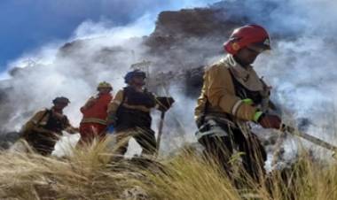 CONTINÚAN ACTIVOS DOS FOCOS DE INCENDIO EN LA FRONTERA DE SAN LUIS Y CÓRDOBA.