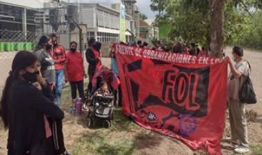  PIQUETEROS INGRESAN POR LA FUERZA A EMPRESA MENDOCINA Y EXIGEN ALIMENTOS.