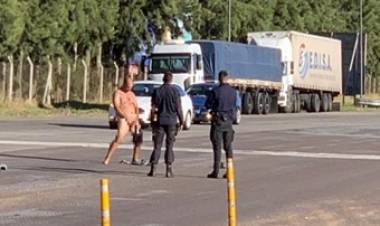  AMENAZÓ AL CAJERO DEL PEAJE CON UN ARMA, LE LEVANTARON LA BARRERA Y SE DESNUDÓ  EN MEDIO DE LA RUTA.