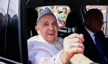 El papa Francisco fue dado de alta luego de tres días internado por bronquitis.
