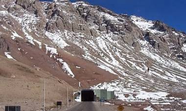 Cortan el paso Cristo Redentor y miles de chilenos se desesperan para no quedar "varados" en Mendoza.