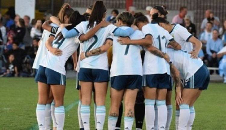 JUGADORAS ARGENTINAS DENUNCIARON ANTE LA F.I.F.A A UN ENTRENADOR DE A.F.A POR ACOSO SEXUAL.