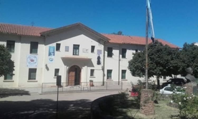 JESÚS MARÍA, CÓRDOBA : COLEGIO SUSPENDE ALUMNOS POR USAR POLLERAS.