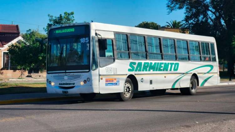Córdoba : Pasajeros se trenzaron con un policía, le robaron el arma y le gatillaron varias veces.
