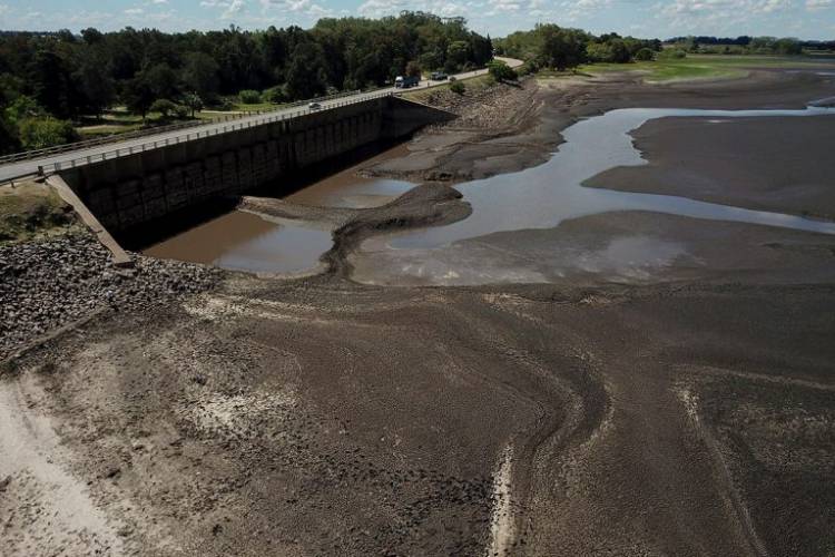 Colapsa la reserva de agua en el Uruguay: una crisis con el rótulo del neoliberalismo y la desidia.