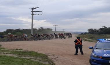 ALTAS CUMBRES : ACCIDENTADA COMPETENCIA CICLISTICA,CON 8 COMPETIDORES TRASLADADOS A CÓRDOBA CAPITAL.