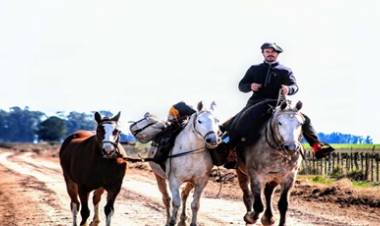 RENUNCIÓ A SU TRABAJO EN UN BANCO Y HACE SEIS MESES RECORRE EL PAÍS CON SUS TRES CABALLOS : "CONOCÍ LA ARGENTINA QUE NO ME MOSTRARON EN LA TELE.