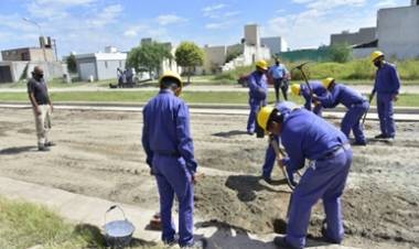 VILLA MARÍA, CÓRDOBA : LOS PRESOS TRABAJAN EN EL ADOQUINADO DE UNA CALLE.