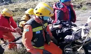 VÍDEO - RESCATAN A UNA MUJER QUE SE ACCIDENTÓ EN EL CERRO CHAMPAQUÍ.