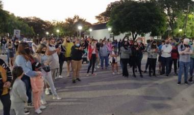 MARCHA Y PROTESTA EN MONTECRISTO CÓRDOBA , PARA PEDIR LA DETENCIÓN DE UN ACOSADOR.