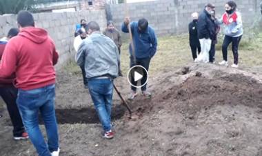 VÍDEO- SAN JOSE,TRASLASIERRA : CAVARON LA FOSA DE SU ABUELA FALLECIDA PORQUE NO HABÍA PERSONAL.