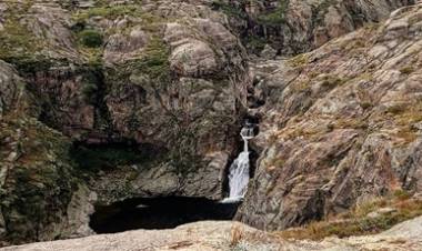  CASCADA LA HORNILLA, UN OASIS NATURAL OCULTO EN TRASLASIERRA.