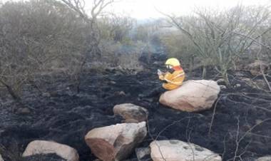 #VIRAL LA RIOJA: BOMBERO TERMINÓ DE APAGAR UN INCENDIO Y SE CONECTÓ PARA RENDIR UNA MATERIA.