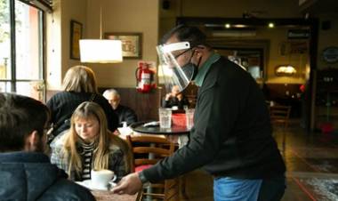 CÓRDOBA : AMPLIÓ EL AFORO DE BARES Y RESTAURANTES TRAS LA CAÍDA DE CASOS DE COVID-19.