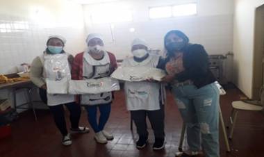 LOS CERRILLOS, TRASLASIERRA : ENTREGA DE UNIFORMES Y BARBIJOS A ESTABLECIMIENTOS EDUCATIVOS.