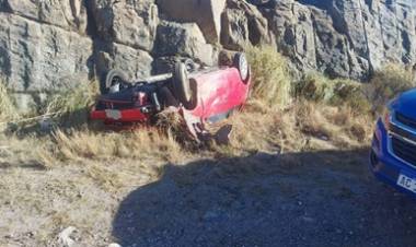 MORDIÓ LA BANQUINA Y VOLCÓ SU VEHÍCULO, EN EL CAMINO DE LAS ALTAS CUMBRES.