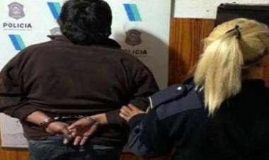 LO DETUVIERON POR ABUSAR DURANTE UNA DÉCADA A SU HIJASTRA Y OBLIGARLA A ABORTAR CUATRO VECES.