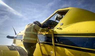  BOMBEROS COMBATEN UN INCENDIO FORESTAL EN VILLA LOS AROMOS, CÓRDOBA.