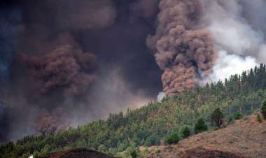 ESPAÑA : ENTRÓ EN ERUPCIÓN EL VOLCÁN "CUMBRE VIEJA" EN LAS ISLAS CANARIAS.