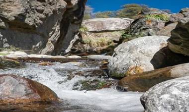 TRASLASIERRA : PIEDRA ENCAJADA, UN VISTOSO PARAJE EN CERCANÍAS DE LOS HORNILLOS.