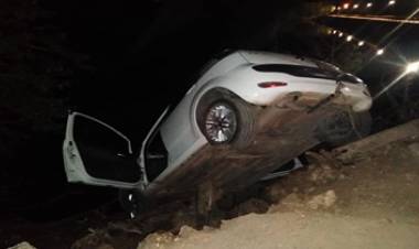 DEJÓ SU AUTOMÓVIL SIN FRENO DE MANO Y ESTE CAYÓ AL BARRANCO DEL DIQUE NIVELADOR  BOCA DEL RIO.