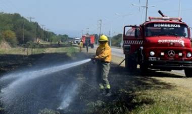 INTENCIONAL : BOMBEROS Y VECINOS FRUSTARON UN INTENTO DE INCENDIO FORESTAL, AL INGRESO DE LA VILLA DE MERLO, SAN LUIS.