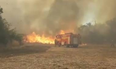 BOMBEROS SALVAN LA AUTOBOMBA DE LAS LLAMAS EN CERCANÍAS DE SAN JOSÉ DE LA DORMIDA, CÓRDOBA.