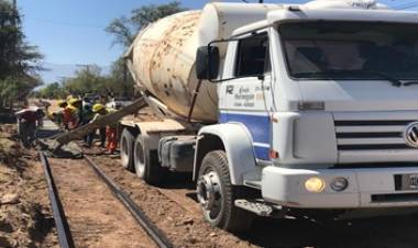 INICIO DE IMPORTANTE OBRA CON CEMDO HORMIGÓN : YA SE PAVIMENTA LA CALLE TORRES AMARAL DE VILLA DOLORES.