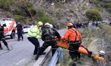 VILLA DE MERLO : UN MOTOCICLISTA SE SALVÓ DE MILAGRO, AL CAER A UN PRECIPICIO EN CAMINO AL FILO.