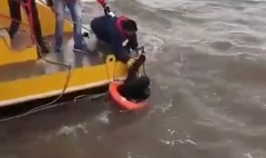 VÍDEO- MISTERIO NARCO : DOS NÁUFRAGOS RESCATADOS EN EL RÍO DE LA PLATA, UN MUERTO Y UN MORRAL CON 37 KILOS DE COCAÍNA.