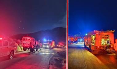 INCENDIO EN EL FILO DE LA VILLA DE MERLO, SAN LUIS : TRAS LA CAÍDA DE UN RAYO, LOS BOMBEROS TRABAJAN EN TRES FOCOS DE INCENDIO.