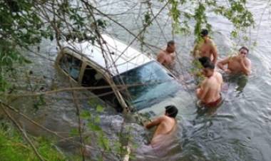 VILLA MARÍA, CÓRDOBA : POR UNA DISTRACCIÓN SU AUTO TERMINÓ EN EL RÍO.