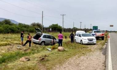  ACCIDENTE VEHICULAR CERCA DE VILLA LARCA, SAN LUIS. SOLO LESIONES LEVES DE LOS OCUPANTES DE LOS VEHÍCULOS.