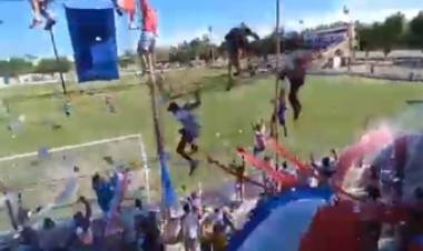 VÍDEO- IMÁGENES FUERTES : ASÍ CAÍAN LOS HINCHAS EN SAN JUAN POR EL DESPRENDIMIENTO DE UN ALAMBRADO. 