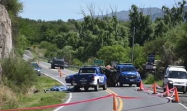 VÍDEO -  DOS PERSONAS FALLECIERON : VUELCO EN PUNILLA, CÓRDOBA.