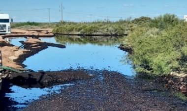  VÍDEO- CONTIENEN GRAN DERRAME DE PETRÓLEO EN ZONA PRODUCTIVA DE RÍO NEGRO, ARGENTINA.