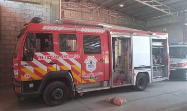 LA DELICADA SITUACIÓN DEL CUARTEL DE BOMBEROS VOLUNTARIOS DE VILLA DOLORES : SIETE DE LAS CATORCE UNIDAES ESTÁN FUERA DE SERVICIO Y NO HAY FONDOS PARA REPONER LOS TRAJES.