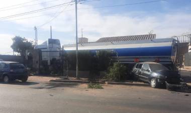 VÍDEO - UN CAMIÓN DE YPY SE QUEDÓ SIN FRENOS : CHOCÓ A CUATRO AUTOS Y SE INCRUSTÓ EN UNA CASA, EN GUAYMALLÉN.