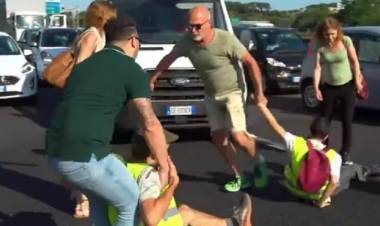 VÍDEO - ITALIA : VIOLENTA REACCIÓN DE UN AUTOMOVILISTA AL TRATAR DE CORRER A MANIFESTANTES QUE CORTABAN LA AUTOPISTA.