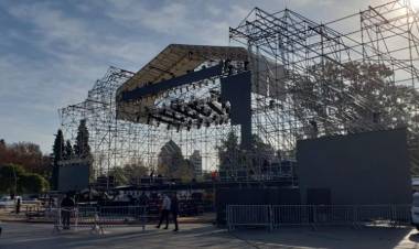 DESARMAN EL ESCENARIO TRAS EL FRUSTRADO SHOW  DE ULISES EN EL PARQUE SARMIENTO, CÓRDOBA.