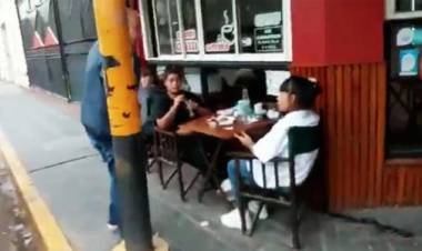 Mira Vídeo - “¡Afuera del pueblo, atorrantas!”: el intendente de Salto echó a dos mujeres acusadas de “mecheras”.