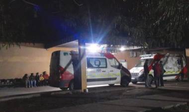 Se desplomó jugando al fútbol con amigos y fue internado de urgencia, pero murió.