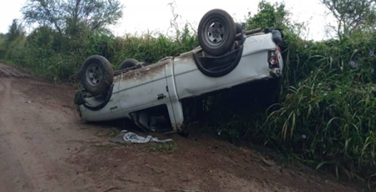 SAN PEDRO,TRASLASIERRA : VUELCA UNA CAMIONETA,SOLO DAÑOS MATERIALES.